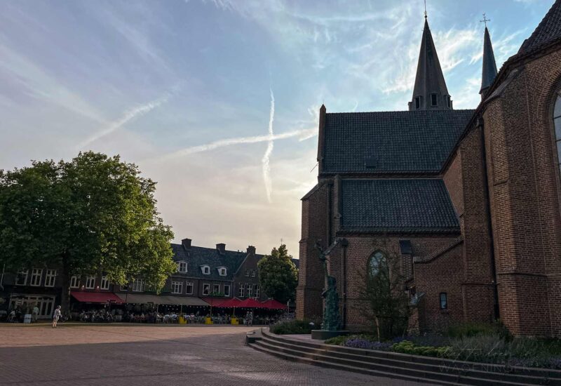 De Grote Kerk op de Markt in Wageningen in de zomer
