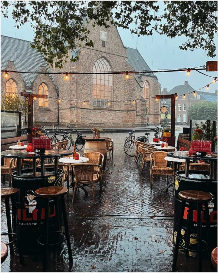 Terras in de regen bij The Doctor aan de Markt in Wageningen
